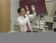 Mit detektivischer Genauigkeit untersucht der Pathologe Henry Lee die gefundene Haarsträhne.