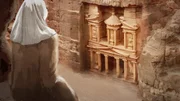Eine 3D-CGI-Rekonstruktion zeigt eine nabatäische Frau mit Blick auf das Schatzkammergebäude in Petra, Jordanien.