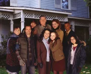 Bei Miss Patty, Richard, Emily, Michel, Sookie, Luke, Lorelai, Rory und Lane ist immer was los ...