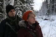 Nachdem Chris und Jessi Morse einen Bären entdeckt haben, der ihnen aggressiv bis zu ihrer Hütte gefolgt ist, gehen sie im Wald auf die Jagd nach ihm.