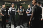 L-R: Emily Prentiss (Paget Brewster), David Rossi (Joe Mantegna), Manny (Manny Perez), Ashley Seaver (Rachel Nichols), Derek Morgan (Shemar Moore) und Aaron Hotchner (Thomas Gibson)