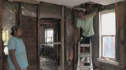 Die Immobilien-Investoren Page Turner und DeRon Jenkins decken Schicht für Schicht versteckte Problemzonen in einem Haus auf. Sie versuchen alles, um aus dem Haus wieder etwas zu machen, doch der Verkauf gestaltet sich kompliziert.