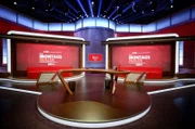Die „Montagsmaler“ sind wieder da. Ab August zeigt das SWR Fernsehen 40 neue Folgen des TV Klassikers, präsentiert von Publikumsliebling Guido Cantz. In jeder Sendung tritt ein Team von vier Prominenten gegen acht Kandidaten aus dem Südwesten an – vier Kinder und vier Erwachsene. Und wieder dreht sich alles um die Frage: Wer malt und räts am besten? Studiokulisse