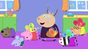 Die Kinder der Spielgruppe tanzen heute den Schmetterlingstanz. Dazu stellen sie zunächst Raupen dar, die aus ihren Kokons schlüpfen und sich als wunderschöne Schmetterlinge entpuppen. Doktor Hamster hat ihnen zuvor echte Raupen und Schmetterlinge gezeigt.