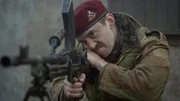 Major Robert Cain feuert mit einem Bren-Maschinengewehr auf Nazi-Soldaten.