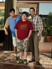 (7. Staffel) - Harte Männer: Charlie (Charlie Sheen, l.), Alan (Jon Cryer, r.) und Jake (August T. Jones, M.) ...