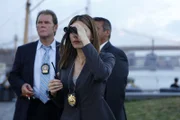 Captain Santiani (Callie Thorne, vorne) hat ihre Gründe, warum sie ihren Posten als Captain im Bezirk nicht abgeben will ...