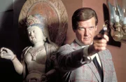 Roger Moore (James Bond).
