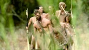 Die Gruppe geht in der Ferne.