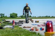 Brantford, Ontario, Kanada - Ein Polizist untersucht und beobachtet den Bereich der Absturzstelle des Aires-Flugs 8250. (Cineflix 2019/Darren Goldstein)