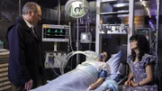L-R: Raymond 'Red' Reddington (James Spader), Weecha Xiu (Diany Rodriguez) und Mierce Xiu (Karina Arroyave)