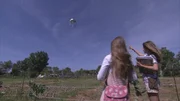 Kinder sehen sich ein UFO in Alfena, Portugal, an.