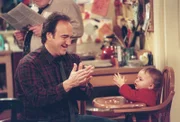 Vater Jim (Jim Belushi, l.) genießt die Zeit mit seinem Sohn Kyle. Dabei sollte er doch eigentlich die Überraschungsparty für seine Frau organisieren ...