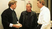 Dr. Stefan Frank (Sigmar Solbach, l.) bespricht mit Kommissar Lüder (Peter Hart, M.) und Dr. Christian Roehrs (Siemen Rühaak) den Zustand von Bachmann.