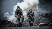 Dramatische Darstellung deutscher Soldaten, die aus dem Wald kommen, nachdem sie von der amerikanischen Artillerie beschossen wurden.