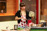 Natalia dos Reis Goncalves kocht im Studio.