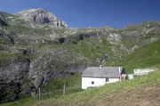 Wenn der Sommer kommt, beginnt in den Pyrenäen der Almauftrieb. Die Schafhirten und ihre Herden verlassen die Täler und wandern hinauf in die Berge.