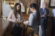 Watson (Lucy Liu, r.) und ihre Halbschwester Lin (Samantha Quan, l.) haben keine gute Beziehung. Ob der Tod ihres Vaters die beiden wieder zusammenführen kann?
