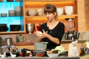 Natalia dos Reis Goncalves kocht im Studio.
