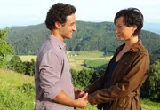Endlich gelingt es Benedikt (Gunther Gillian), sich mit Sabine (Marion Mitterhammer), der Witwe seines besten Freundes, zu versöhnen.