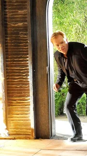 Horatio Caine (David Caruso) versucht herauszufinden, ob sich in dem brennenden Haus noch Bewohner aufhalten...