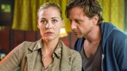Um Yasemin und Finn zu decken, müssen sich Karin (Jessica Ginkel) und Stefan (Hendrik Duryn) "opfern" und selbst ein Liebespaar mimen. Doch warum haut die beiden das nur so aus der Bahn?