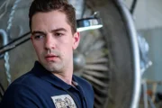 Brantford, Ontario, Kanada - Ermittler Echeverri (gespielt von Isaiah Kolundzic) sieht sich die Beweise an, um die Ursache des Absturzes von Aires-Flug 8250 zu ermitteln.