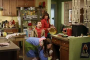 Nachdem Frankie (Patricia Heaton, r.), Brick (Atticus Shaffer, M.) und Sue (Eden Sher, l.) mal wieder das durch undichte Stellen gedrungene Regenwasser auffangen mussten, &uuml;berlegen Frankie und Mike, sich nach einem neuen Heim umzusehen; sehr zum Missfallen ihrer Kinder ...