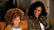 Nyla Harper (Mekia Cox, r.) bleibt über Nacht bei ihrer Tochter Lila (Carsyn Rose, l.), weil diese seit einiger Zeit Albträume hat.