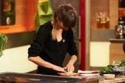 Natalia dos Reis Goncalves kocht im Studio.