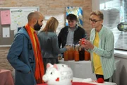 Naveen (Markus Subramaniam, links) wird von Emil (Lukas Lutter, KLD, rechts), der zum Verkaufstalent mutiert, überredet, eine Mini-Tasche zu kaufen.