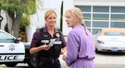 Julie (Elisabeth Shue, l.) sucht Zeugen f&uuml;r den Mord an dem erfolgreichen Scheidungsanwalt Sloan und befragt Marjorie Randell (Caroline Lagerfelt) zu ihren Beobachtungen.