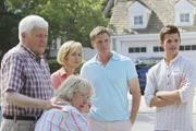 Karen McCluskey (Kathryn Joosten, 2.v.l.) und ihr neuer Lebensgefährte Roy Handler (Orson Bean, l.) finden die bewusstlose Julie. Während die junge Frau ins Krankenhaus gebracht wird, rätseln Lynette (Felicity Huffman, M.), Tom (Doug Savant, 2.v.r.) und Porter (Charlie Carver, r.), wer Julie überfallen haben könnte ...