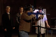 Versuchen, einen Fall zu lösen: Gibbs (Mark Harmon, l.), Marine Sergeant Evan Westcott (Glen Powell, 2.v.l.), Kapitän Wescott (Brad Beyer,2.v.r.) und Abby (Pauley Perrette, r.) ...