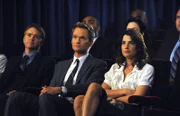 Barney (Neil Patrick Harris, M.) und Robin (Cobie Smulders, r.) sind gespannt, wie sich Ted in Bezug auf das Arcadian entscheiden wird ...