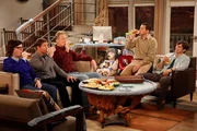 Feiern die bevorstehende Vaterschaft mit einem ganz besonderen Herrenabend: Walden (Ashton Kutcher, r.), Alan (Jon Cryer, 2.v.r.) Barry (Clark Duke, l.), Larry (D.B. Sweeney, 2.v.l.) und Herb (Ryan Stiles, M.) ...