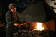 Der archäologische Schwertschmied Hector Cole interessiert sich für frühe Eisenverarbeitungstechniken und hat die Fertigkeiten der frühen Eisenzeit, der angelsächsischen und der mittelalterlichen Eisenverarbeiter erforscht.