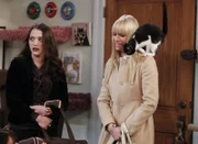 NELLA FOTO, DA SINISTRA: BETH BEHRS (CAROLINE CHANNING), KAT DENNINGS (MAX BLACK)