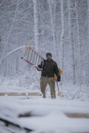 Michael Manzo trägt eine Leiter zu seiner neuen Baustelle. (National Geographic/Sean Odom)