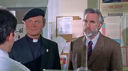 Don Matteo (Terence Hill, l.) wird von Professor Mandini (Renato Campese, r.) durch die medizinische Fakultaet gefuehrt.  Verwendung nur in Verbindung mit der Programmkommunikation. Jede andere Nutzung ist untersagt.