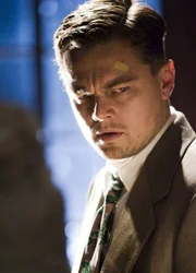Immer st&auml;rkere Kopfschmerzen und Erinnerungen an seine verstorbene Familie und seine traumatischen Erlebnisse im Zweiten Weltkrieg qu&auml;len U.S.-Marshal Teddy Daniels (Leonardo DiCaprio). Da st&ouml;&szlig;t er auf ein weiteres Geheimnis von Shutter Island: Neben den 66 Patienten gibt es anscheinend einen weiteren, dessen Behandlung vertuscht wird ...