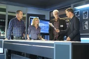 (v.l.) Nick (George Eads), Julie (Elisabeth Shue), D.B. Russell (Ted Danson) und Mac Taylor (Gary Sinise) suchen nach Hinweisen auf den Verbleib von Taylors entf&uuml;hrter Freundin.