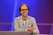 Bereit für die nächste Raterunde? Mit Witz und gewitzt beantwortet Kabarettist Christoph Sonntag die kniffeligen Fragen beim Wissensquiz "Meister des Alltags".