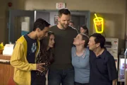 Während Abed (Danny Pudi, l.), Annie (Alison Brie, 2.v.l.), Britta (Gillian Jacobs, 2.v.r.) und Chang (Ken Jeong, r.) ganz wild auf den Kurs über das Trickbetrügen sind, ahnt Jeff (Joel McHale, M.) böses.