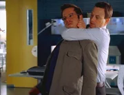 Danny (Carmine Giovinazzo, l.) und Mac (Gary Sinise) stellen den Nahkampf des Opfers nach. Demnach muss eine dritte Person am Tatort gewesen sein.
