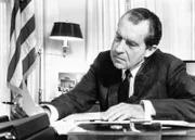 D18GN2 Präsident Richard Nixon studiert in seinem Büro im Weißen Haus Hintergrundmaterial für seine bevorstehende Europareise. 2. Februar,
