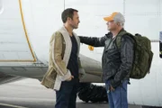 L: Steve McGarrett (Alex O'Loughlin),