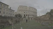 Professorin für Archäologie Valerie Higgins zu Fuß durch die Ruinen vor dem Kolosseum in Rom, Italien.