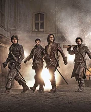 NELLA FOTO, DA SINISTRA: TOM BURKE (ATHOS), HOWARD CHARLES (PORTHOS), LUKE PASQUALINO (D'ARTAGNAN), SANTIAGO CABRERA (ARAMIS)