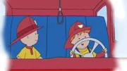 Caillou (li.) und sein Freund dürfen in einem echten Feuerwehrauto sitzen.
